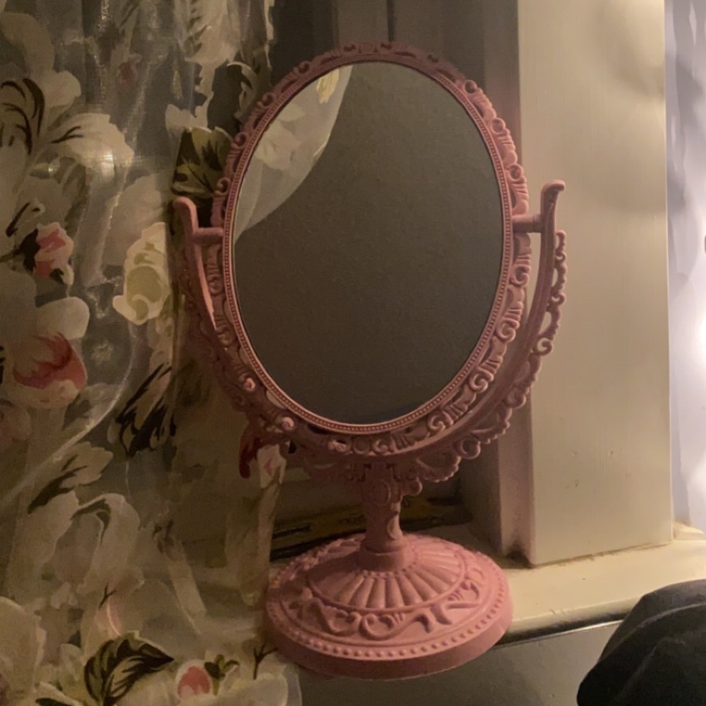 Double-sided oval shaped pink mirror 💗